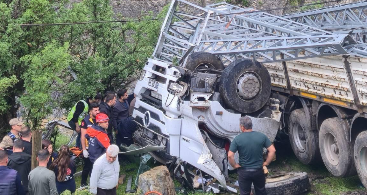 Şırnak’ta Elektrik Direği Yüklü Kamyonun Şoförü Hayatını Kaybetti