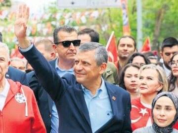 Gençlerle Anıtkabir’e Yürüyüş: CHP Lideri Özel’in Mesajları