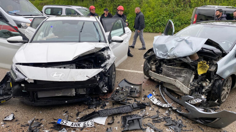 trafigi-birbirine-katti-olumle-burun-buruna-geldi-orduda-feci-kaza-peT5iONV