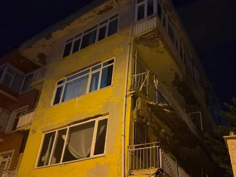 Uskudarda balkon coktu bina tahliye edildi 4f3xtEpC